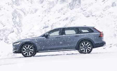 2020 Volvo V90 Cross Country Recharge T8 plug-in hybrid (Color: Thunder Grey) Side Wallpapers 450x275 (6)
