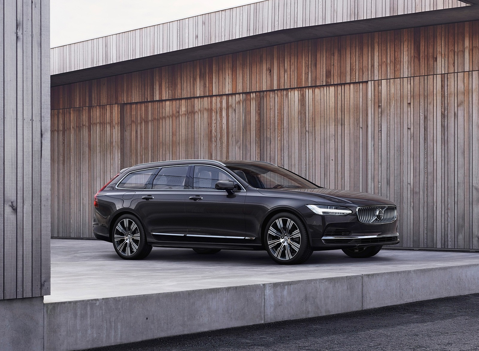 2020 Volvo V90 Recharge T8 plug-in hybrid (Color: Platinum Grey) Front Three-Quarter Wallpapers #5 of 7