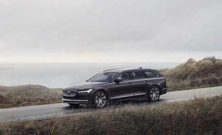 2020 Volvo V90 Recharge T8 plug-in hybrid (Color: Platinum Grey) Front Three-Quarter Wallpapers 450x275 (1)