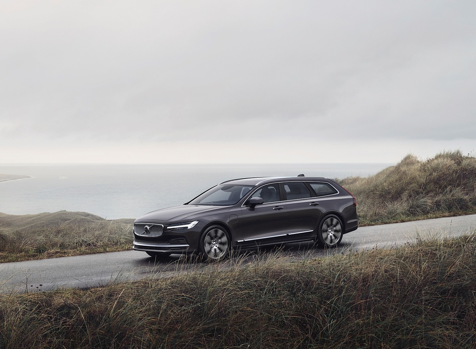 2020 Volvo V90 Recharge T8 plug-in hybrid (Color: Platinum Grey) Front Three-Quarter Wallpapers (1)