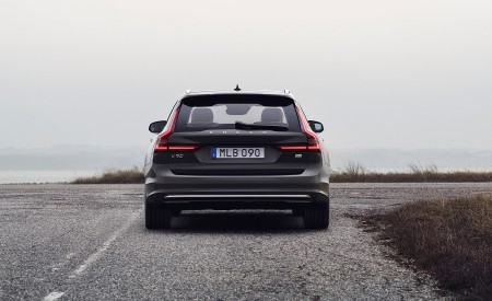 2020 Volvo V90 Recharge T8 plug-in hybrid (Color: Platinum Grey) Rear Wallpapers 450x275 (2)