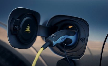 2020 Volvo XC60 T8 Twin Engine Plug-In Hybrid AWD (Color: Osmium Grey Metallic) Charging Wallpapers 450x275 (11)
