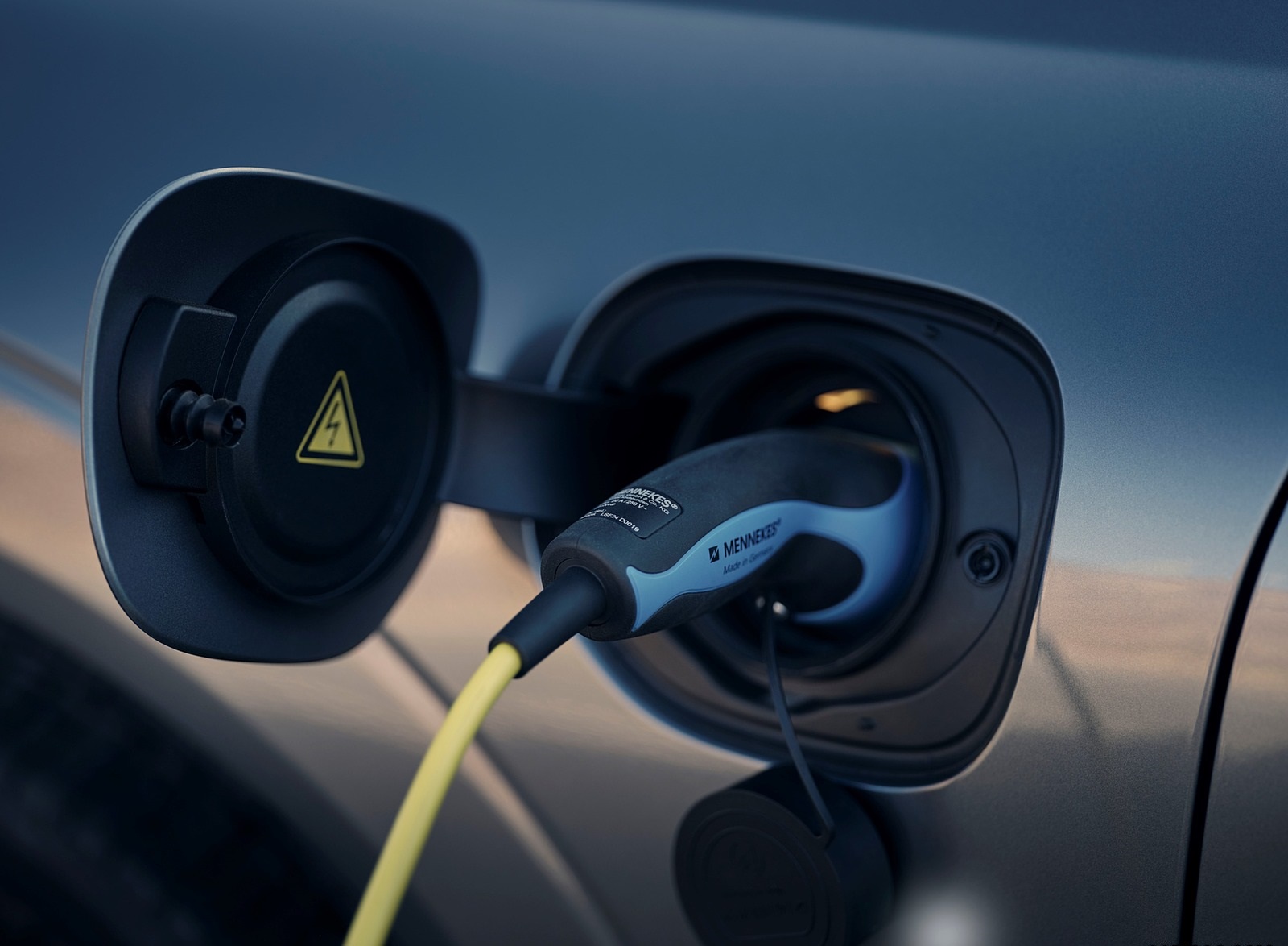 2020 Volvo XC60 T8 Twin Engine Plug-In Hybrid AWD (Color: Osmium Grey Metallic) Charging Wallpapers #11 of 13
