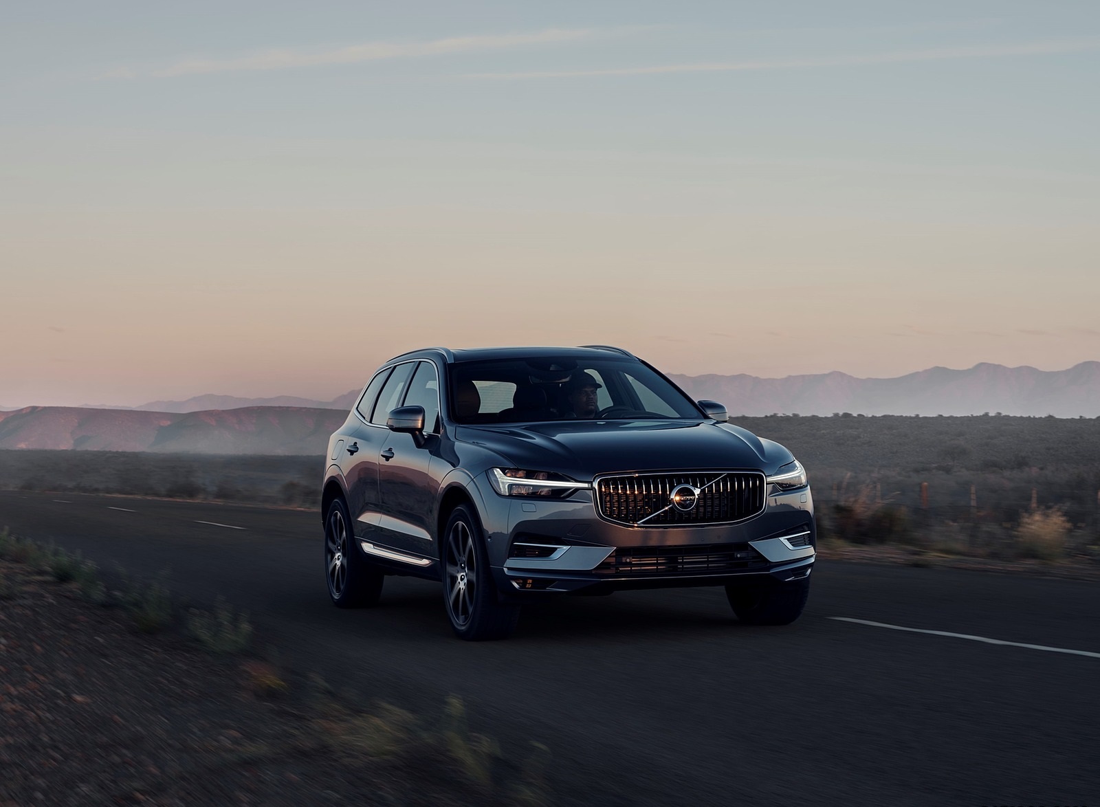 2020 Volvo XC60 T8 Twin Engine Plug-In Hybrid AWD (Color: Osmium Grey Metallic) Front Three-Quarter Wallpapers #5 of 13