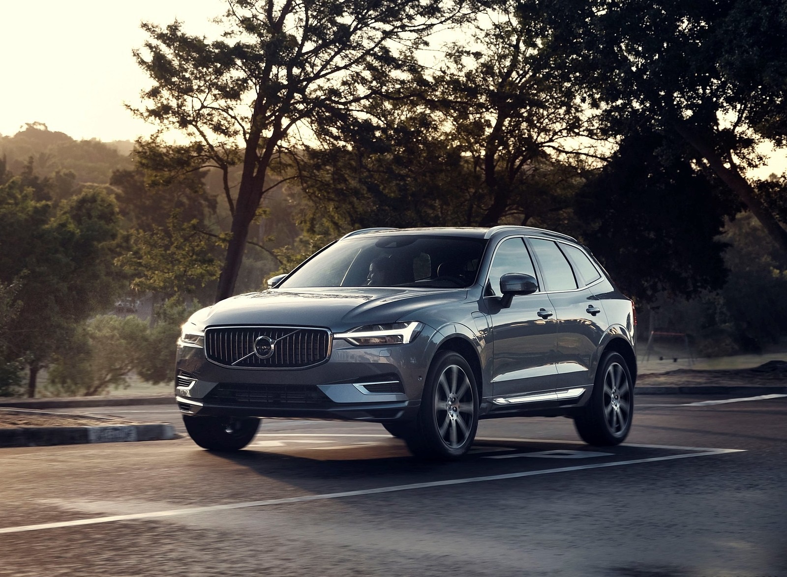 2020 Volvo XC60 T8 Twin Engine Plug-In Hybrid AWD (Color: Osmium Grey Metallic) Front Three-Quarter Wallpapers (1)