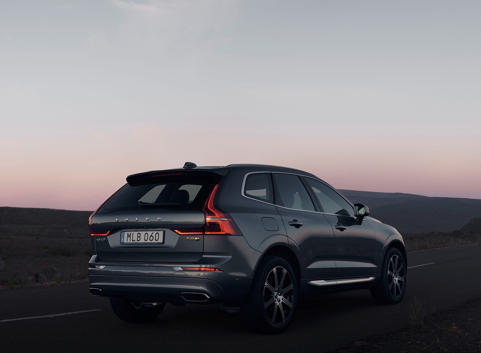 2020 Volvo XC60 T8 Twin Engine Plug-In Hybrid AWD (Color: Osmium Grey Metallic) Rear Three-Quarter Wallpapers #6 of 13