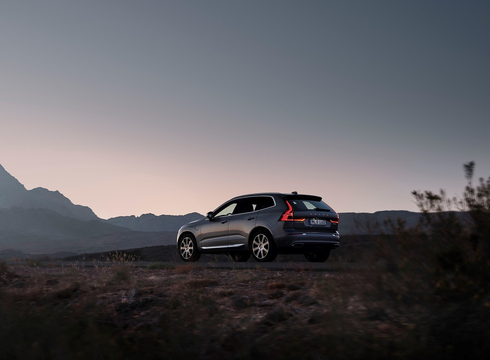 2020 Volvo XC60 T8 Twin Engine Plug-In Hybrid AWD (Color: Osmium Grey Metallic) Rear Three-Quarter Wallpapers #7 of 13