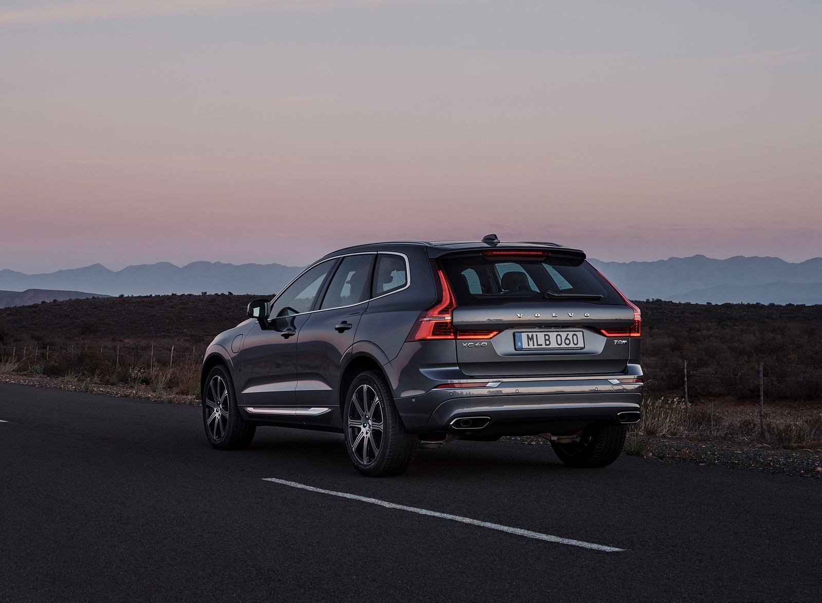 2020 Volvo XC60 T8 Twin Engine Plug-In Hybrid AWD (Color: Osmium Grey Metallic) Rear Three-Quarter Wallpapers (3)