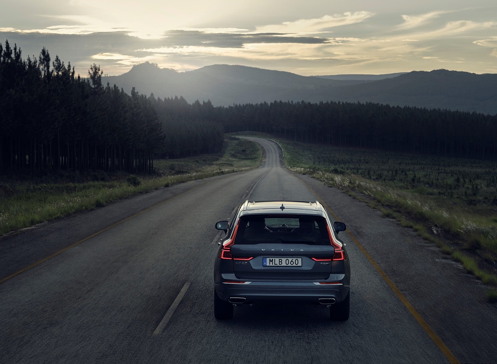 2020 Volvo XC60 T8 Twin Engine Plug-In Hybrid AWD (Color: Osmium Grey Metallic) Rear Wallpapers #4 of 13