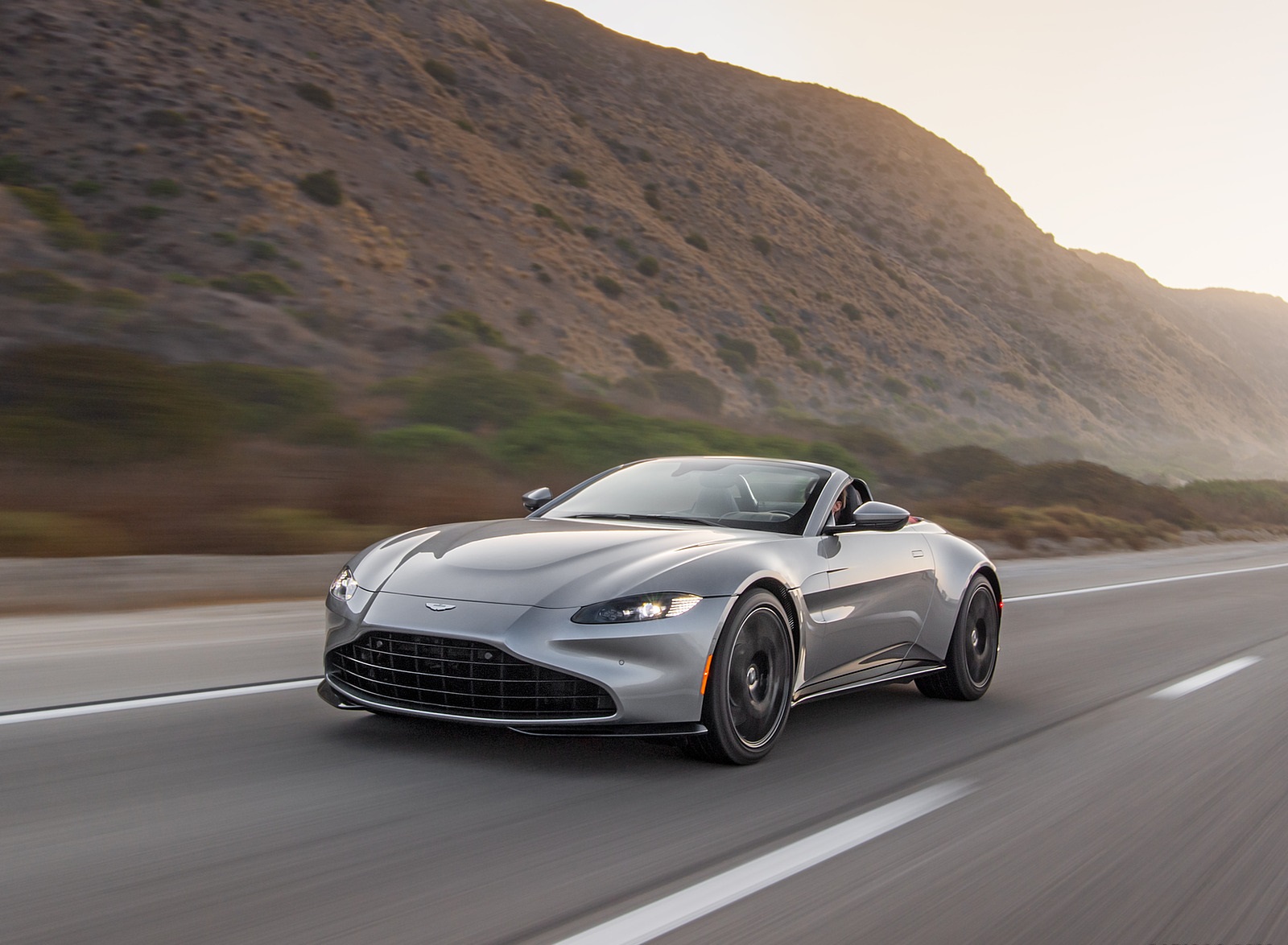 2021 Aston Martin Vantage Roadster (Color: Spirit Silver; US-Spec) Front Three-Quarter Wallpapers  #71 of 175