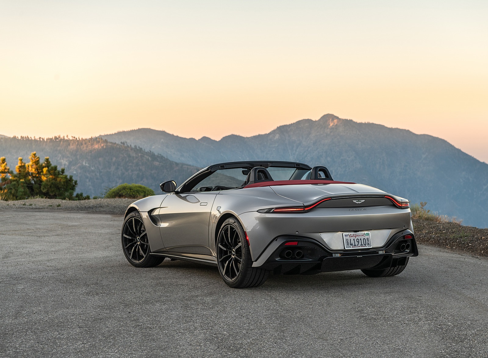 2021 Aston Martin Vantage Roadster (Color: Spirit Silver; US-Spec) Rear Three-Quarter Wallpapers #113 of 175