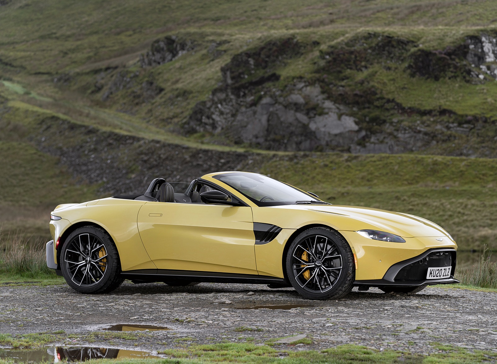 2021 Aston Martin Vantage Roadster (Color: Yellow Tang) Front Three-Quarter Wallpapers #45 of 175