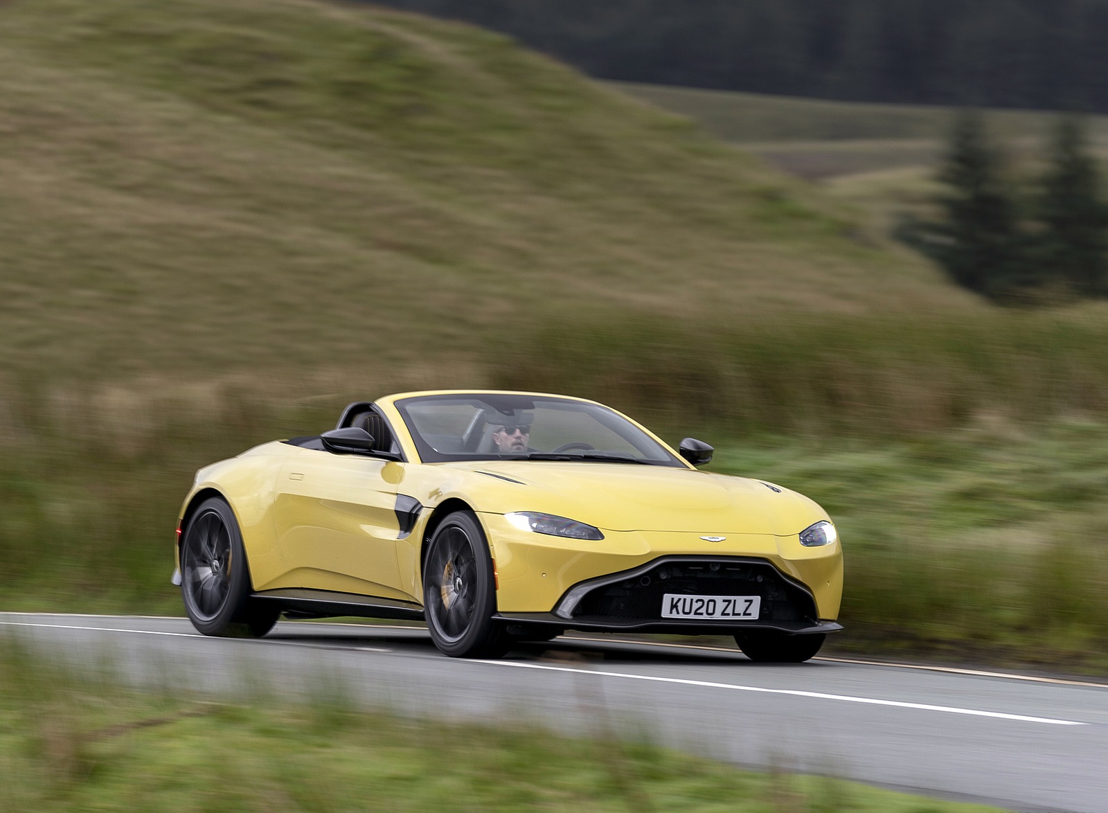 2021 Aston Martin Vantage Roadster (Color: Yellow Tang) Front Three-Quarter Wallpapers #37 of 175