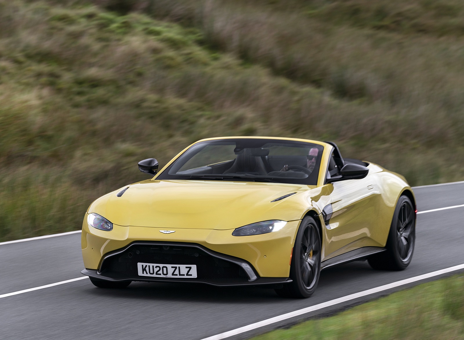 2021 Aston Martin Vantage Roadster (Color: Yellow Tang) Front Three-Quarter Wallpapers #27 of 175