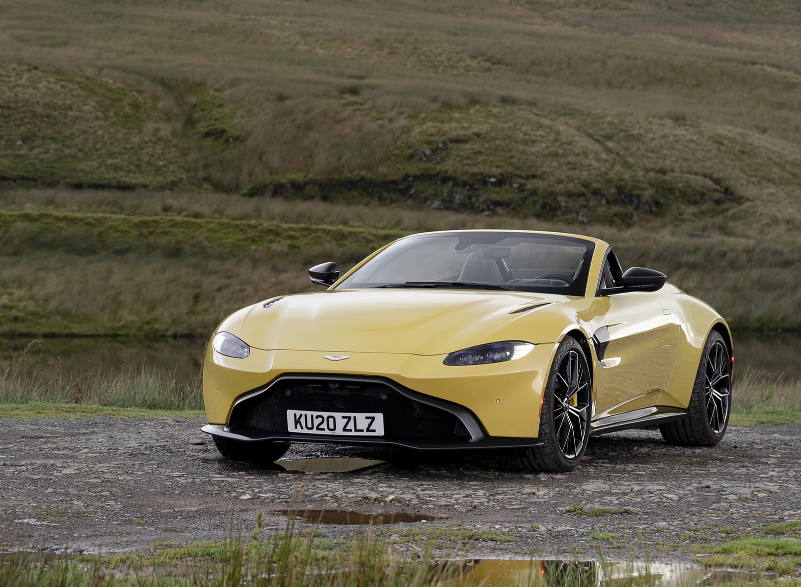 2021 Aston Martin Vantage Roadster (Color: Yellow Tang) Front Three-Quarter Wallpapers #17 of 175