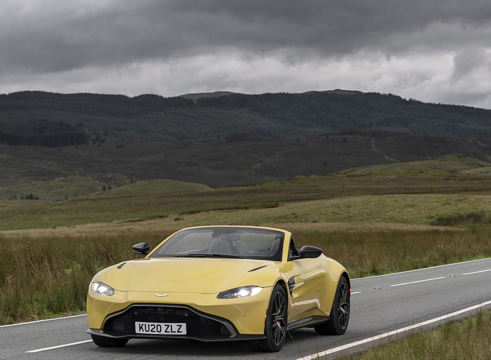 2021 Aston Martin Vantage Roadster (Color: Yellow Tang) Front Three-Quarter Wallpapers #18 of 175