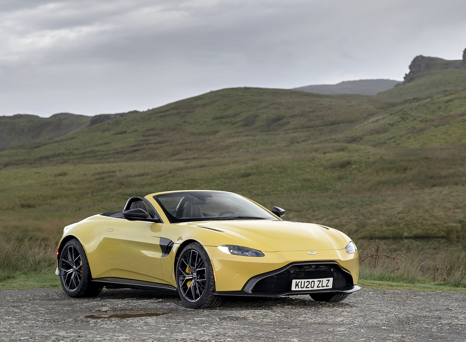 2021 Aston Martin Vantage Roadster (Color: Yellow Tang) Front Three-Quarter Wallpapers #46 of 175