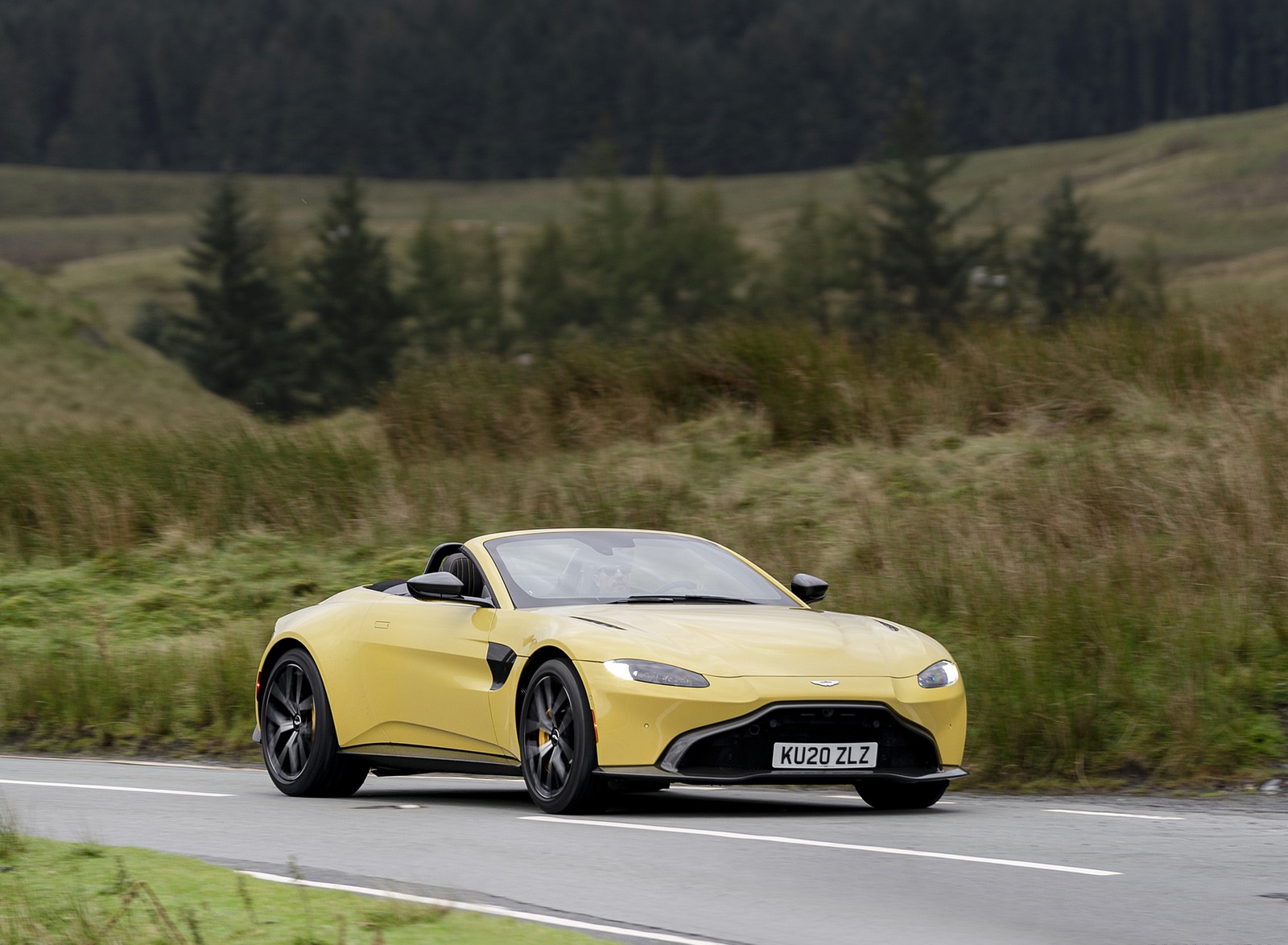 2021 Aston Martin Vantage Roadster (Color: Yellow Tang) Front Three-Quarter Wallpapers #38 of 175