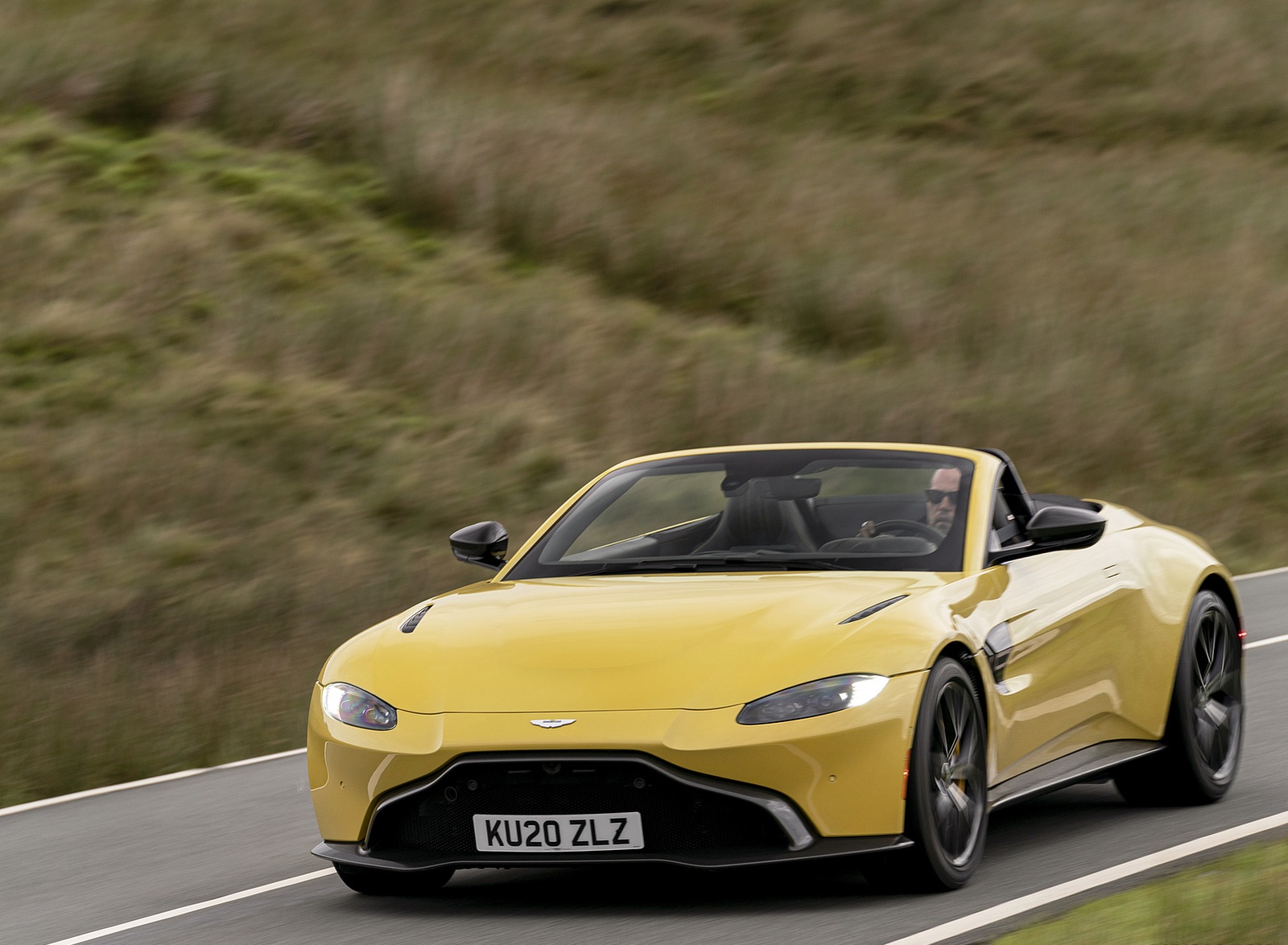 2021 Aston Martin Vantage Roadster (Color: Yellow Tang) Front Three-Quarter Wallpapers #28 of 175