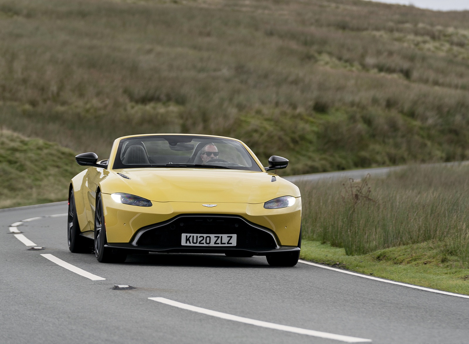 2021 Aston Martin Vantage Roadster (Color: Yellow Tang) Front Wallpapers #29 of 175
