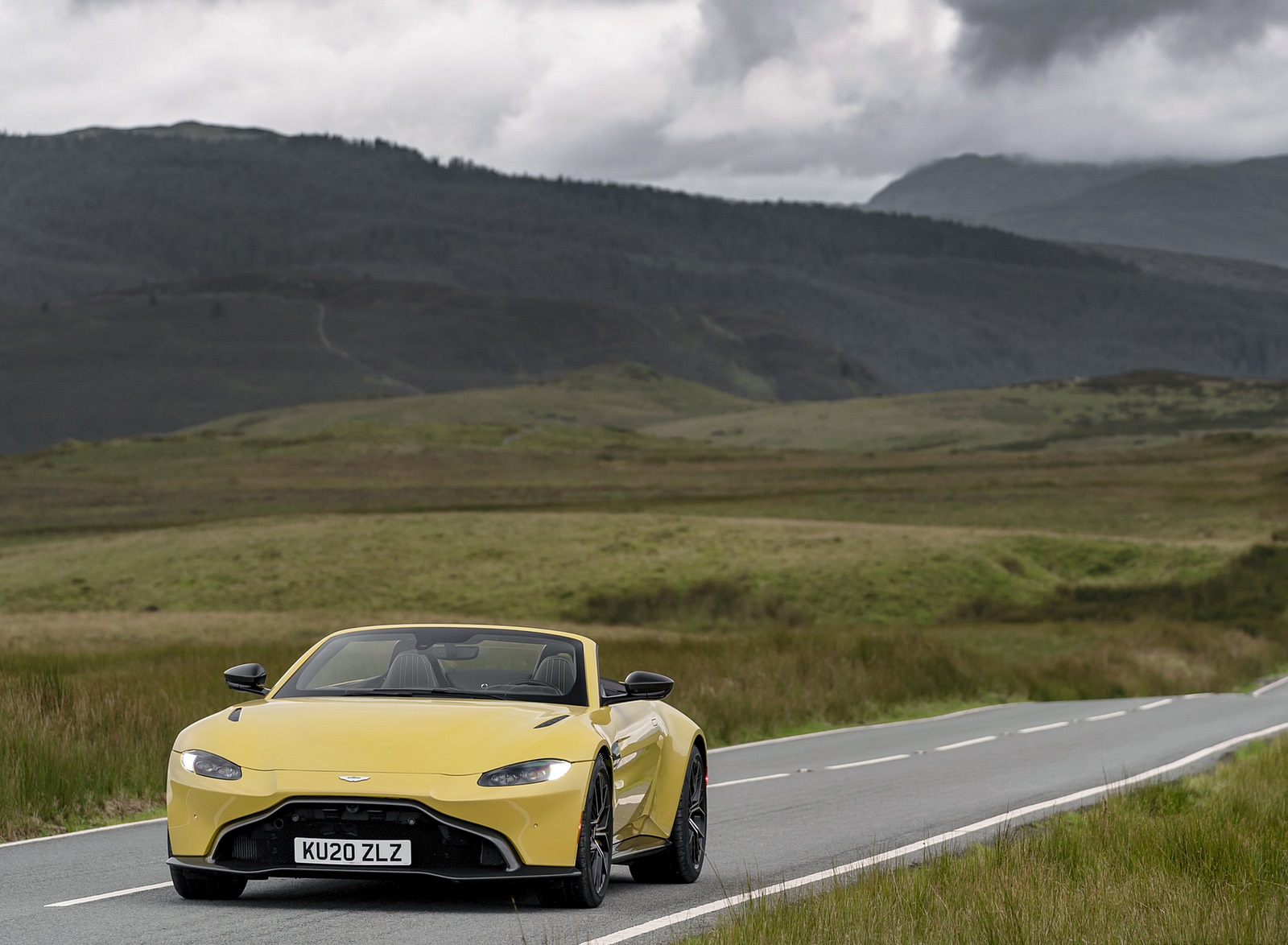 2021 Aston Martin Vantage Roadster (Color: Yellow Tang) Front Wallpapers  #20 of 175