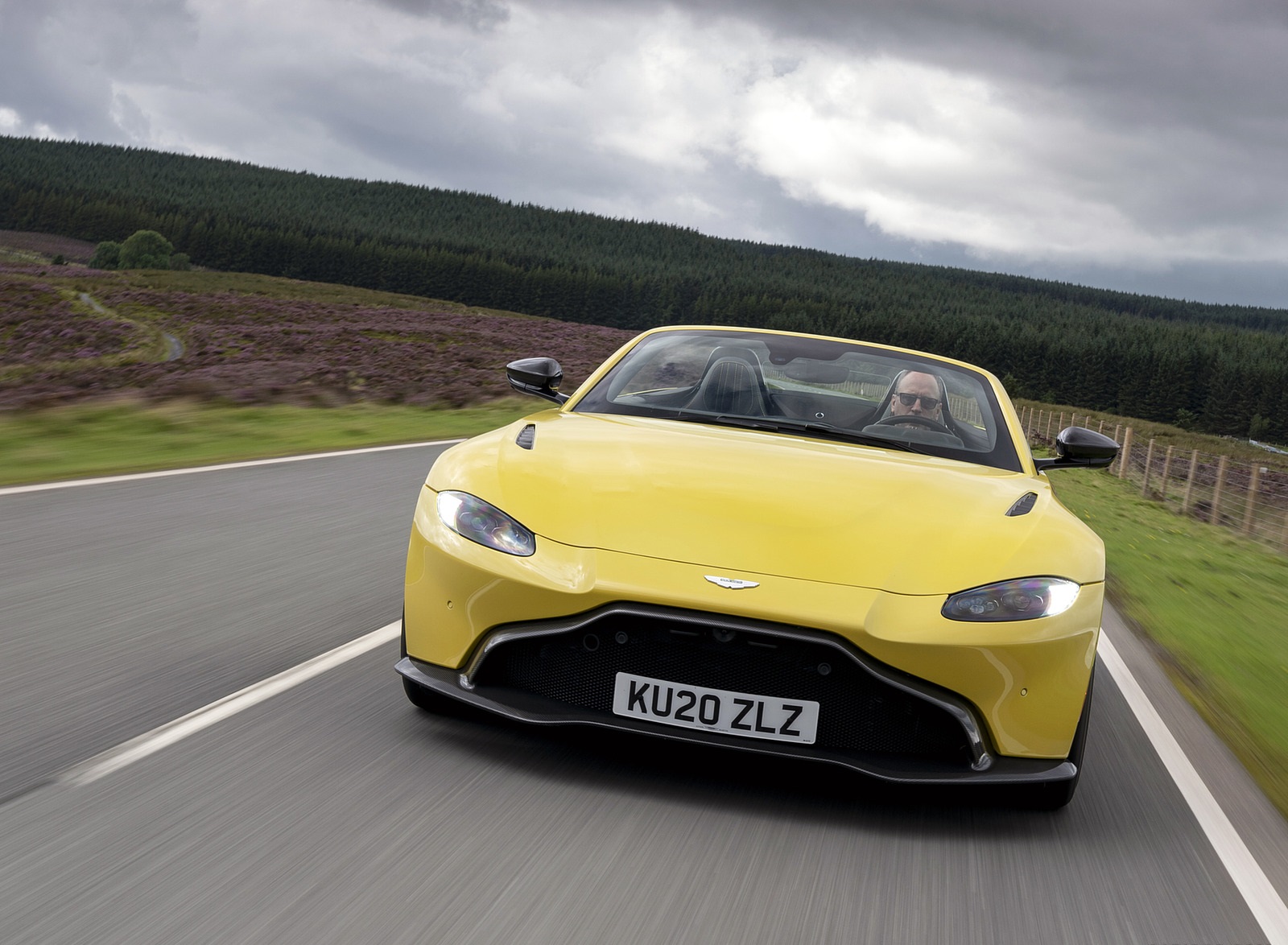 2021 Aston Martin Vantage Roadster (Color: Yellow Tang) Front Wallpapers  #11 of 175