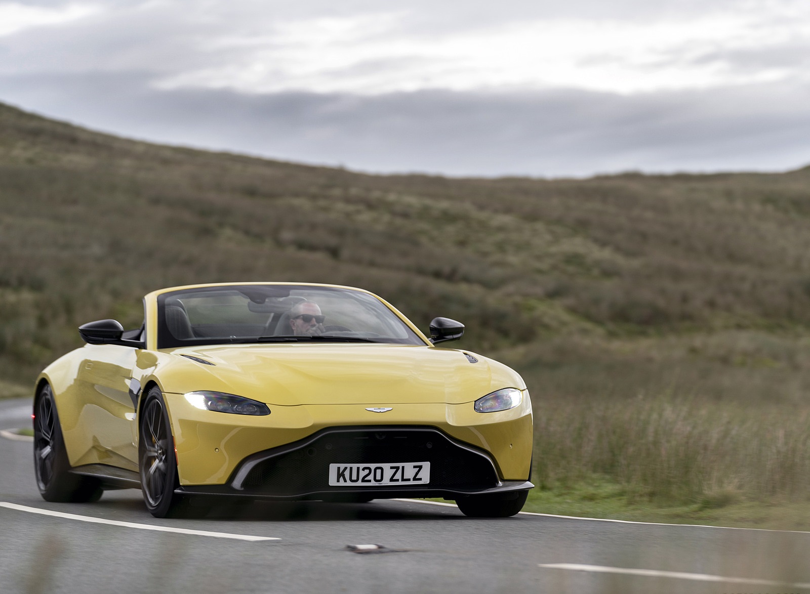 2021 Aston Martin Vantage Roadster (Color: Yellow Tang) Front Wallpapers  #30 of 175