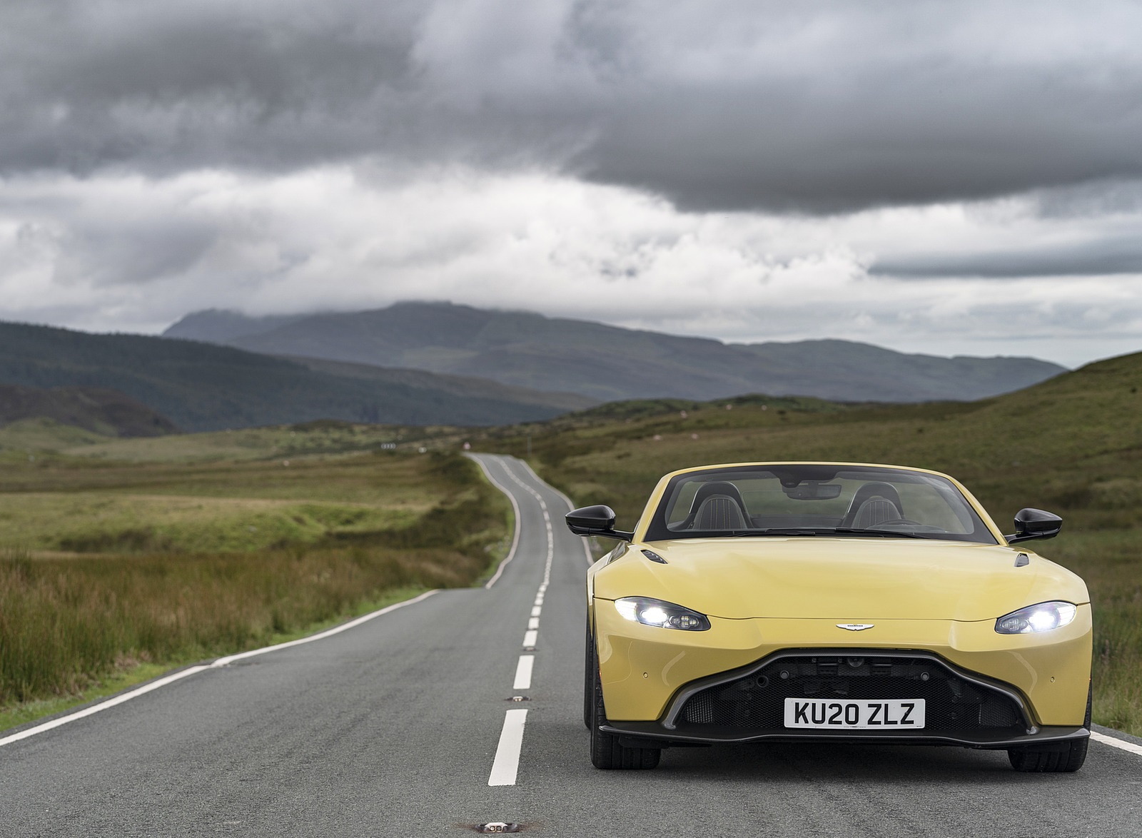 2021 Aston Martin Vantage Roadster (Color: Yellow Tang) Front Wallpapers #21 of 175