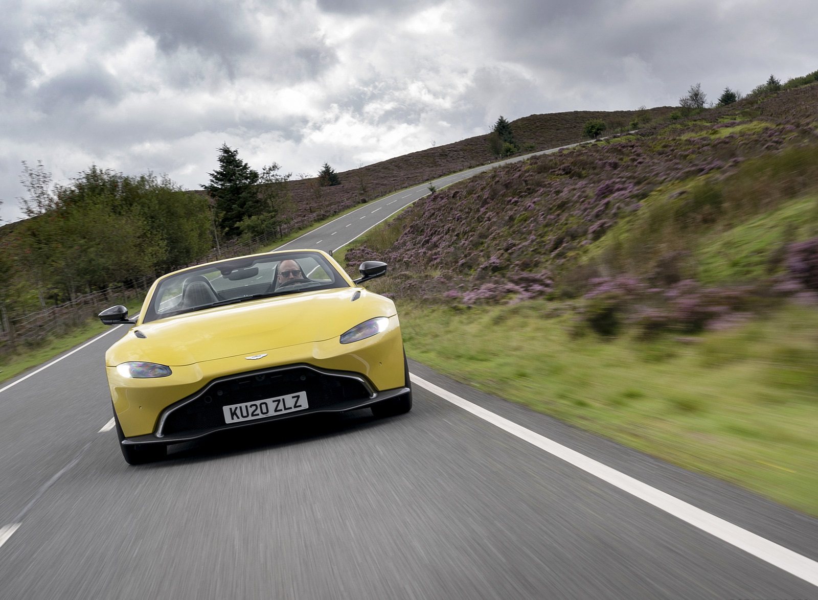 2021 Aston Martin Vantage Roadster (Color: Yellow Tang) Front Wallpapers  #12 of 175