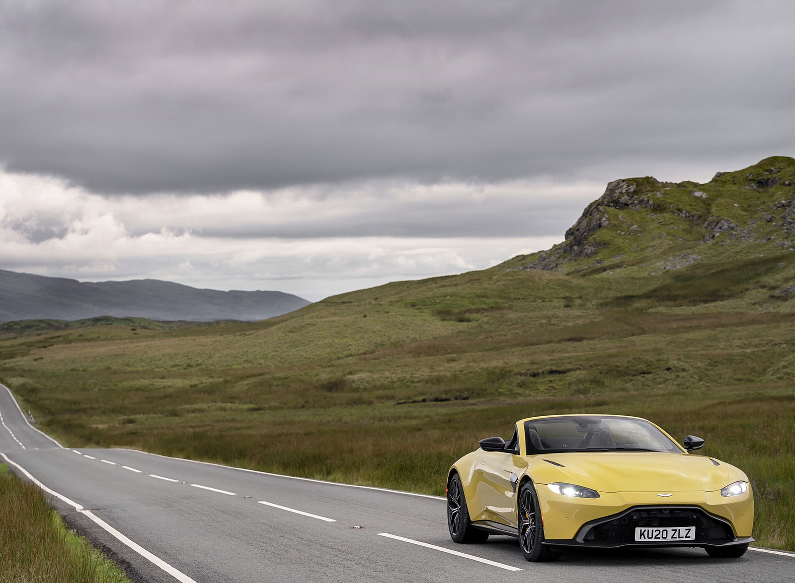 2021 Aston Martin Vantage Roadster (Color: Yellow Tang) Front Wallpapers #22 of 175