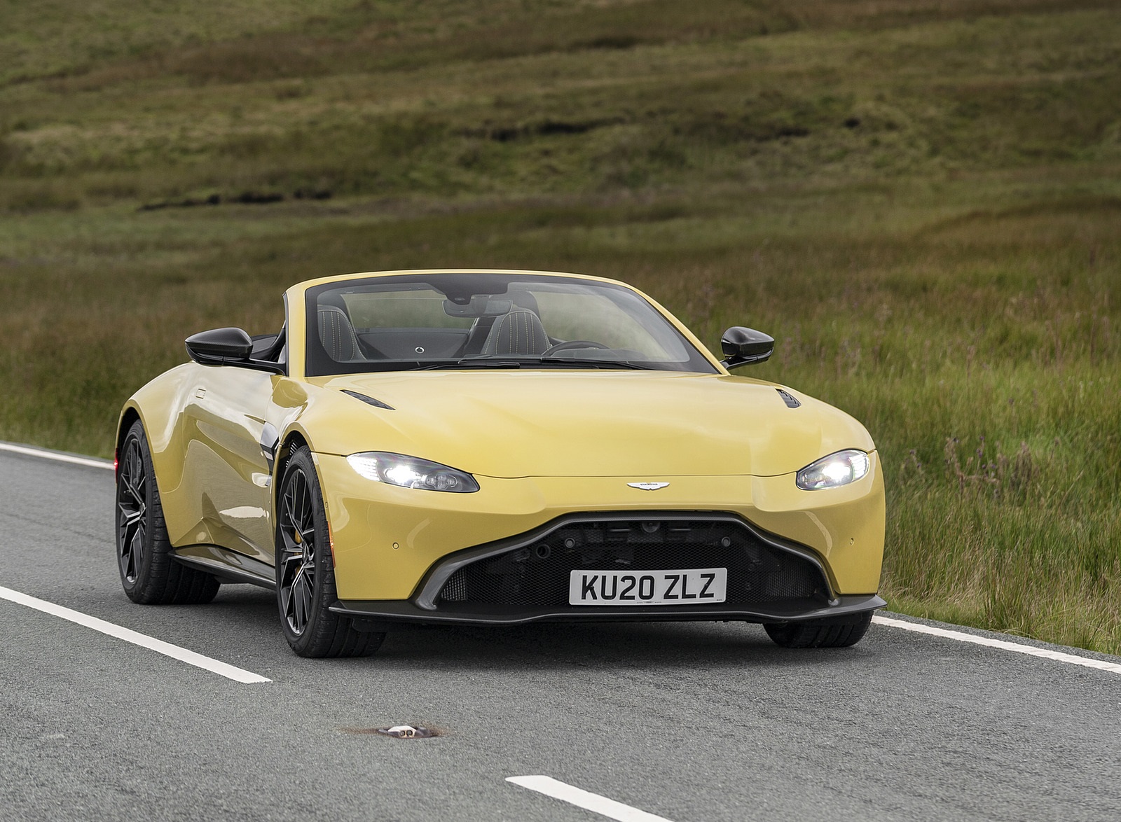 2021 Aston Martin Vantage Roadster (Color: Yellow Tang) Front Wallpapers #23 of 175