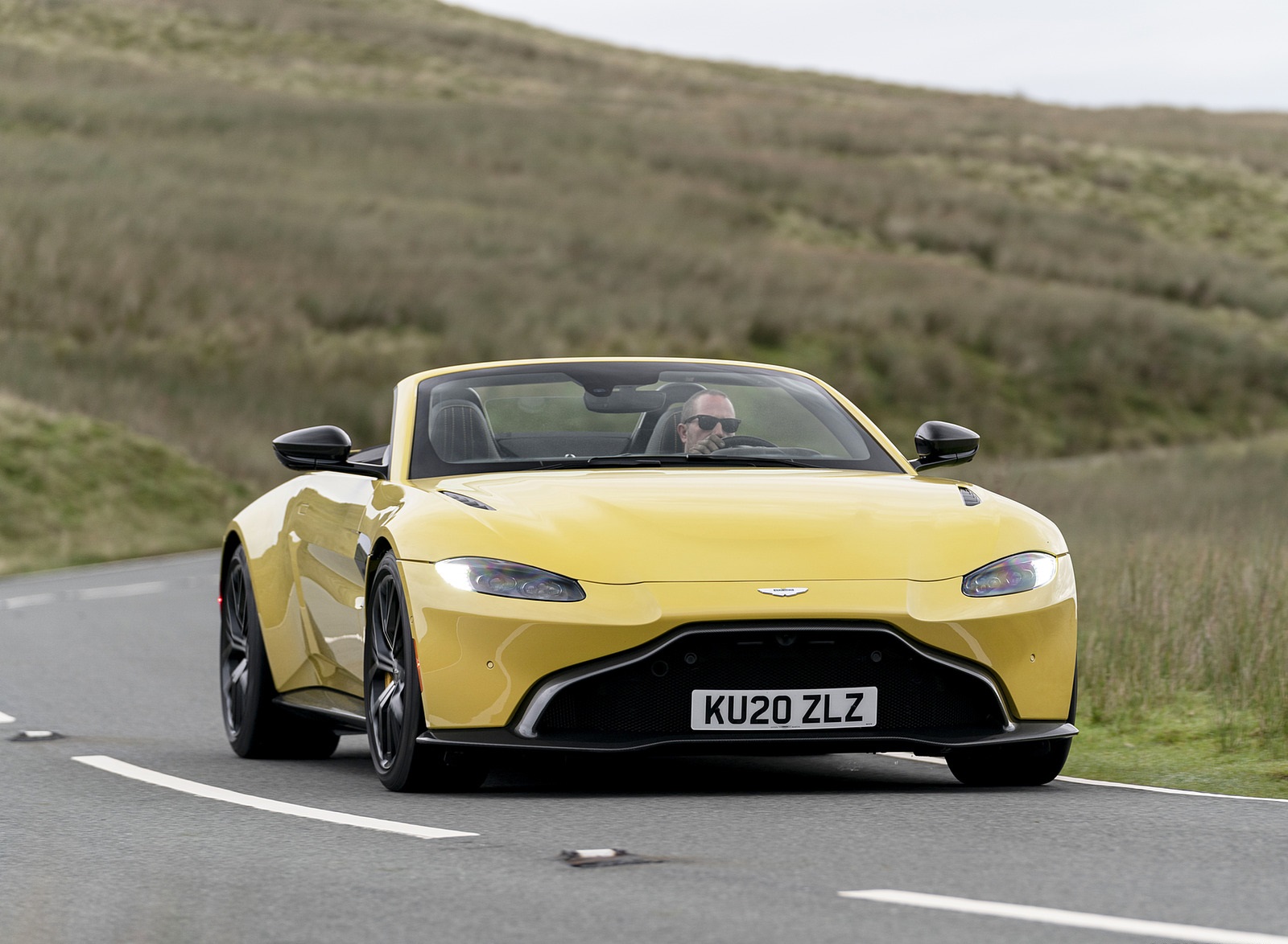 2021 Aston Martin Vantage Roadster (Color: Yellow Tang) Front Wallpapers  #24 of 175