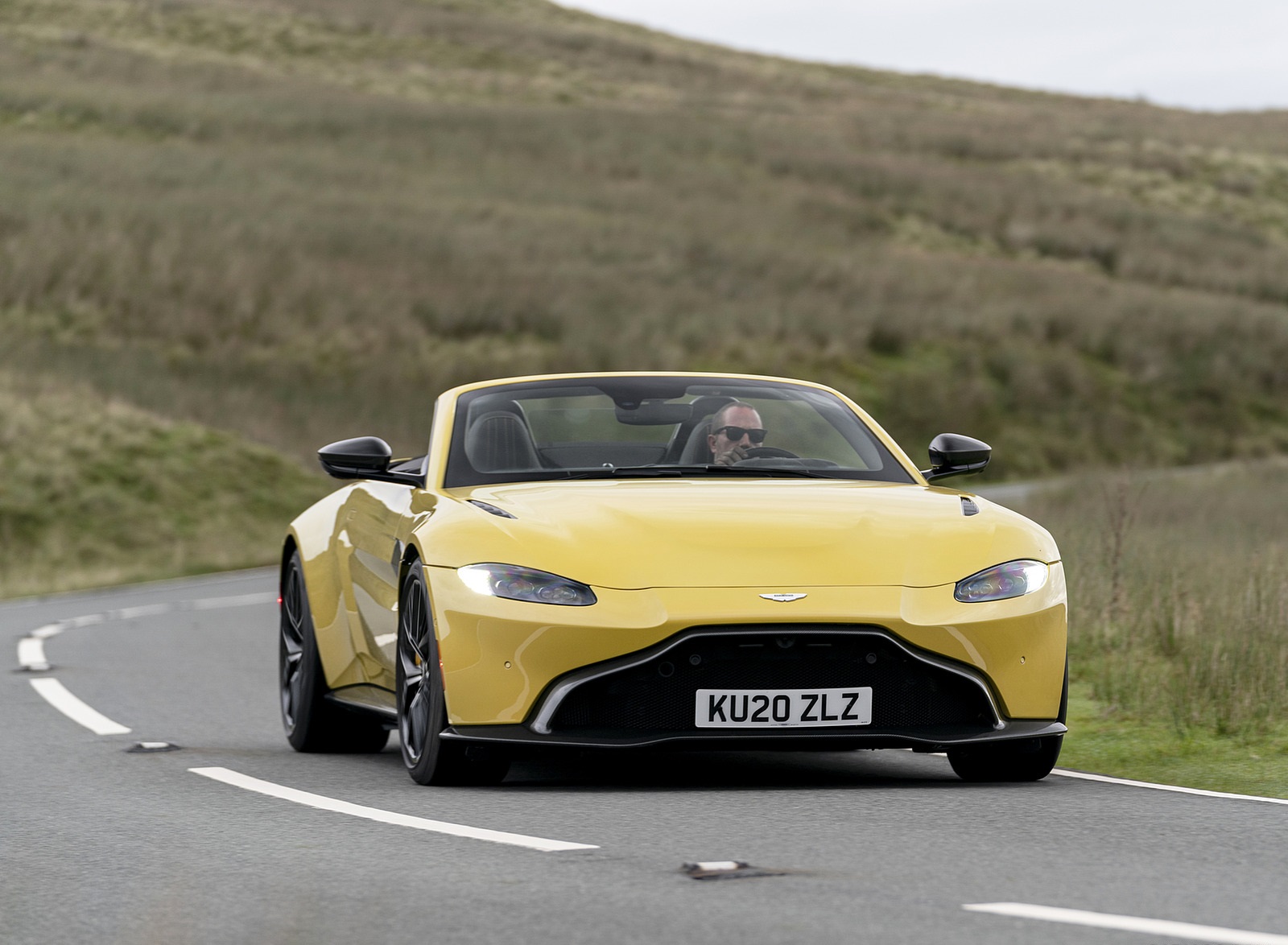 2021 Aston Martin Vantage Roadster (Color: Yellow Tang) Front Wallpapers #25 of 175