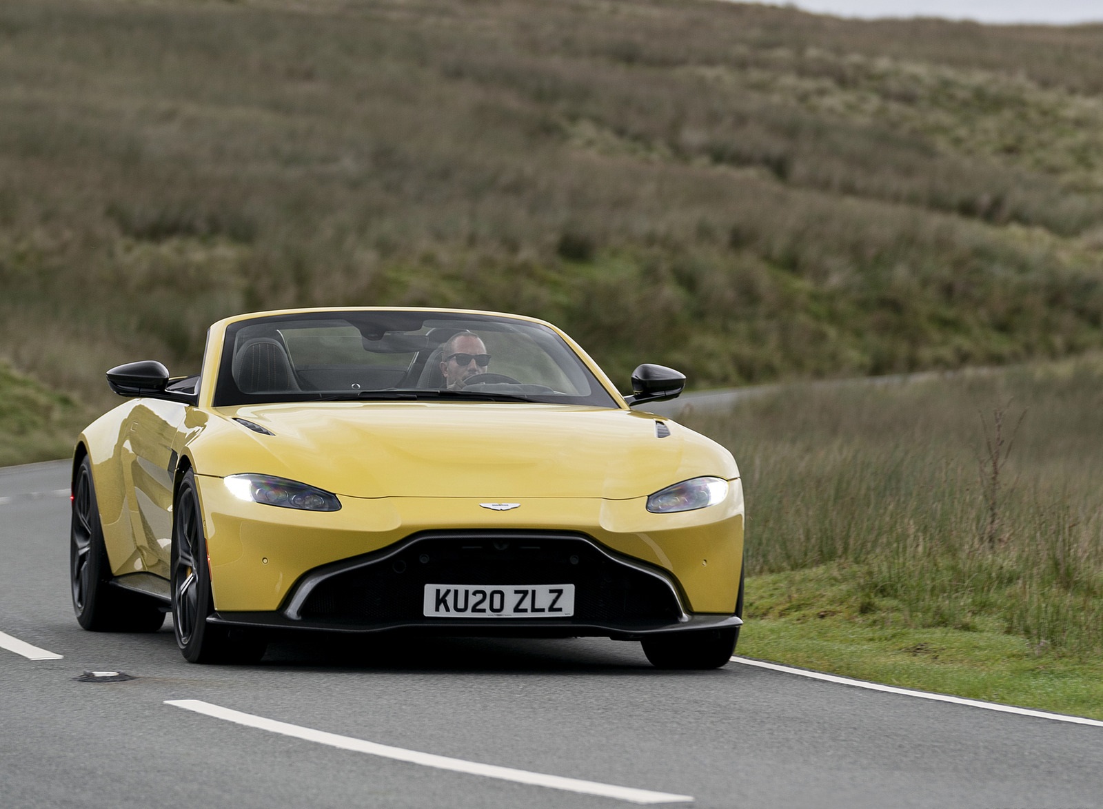 2021 Aston Martin Vantage Roadster (Color: Yellow Tang) Front Wallpapers #31 of 175