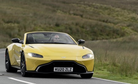 2021 Aston Martin Vantage Roadster (Color: Yellow Tang) Front Wallpapers 450x275 (26)