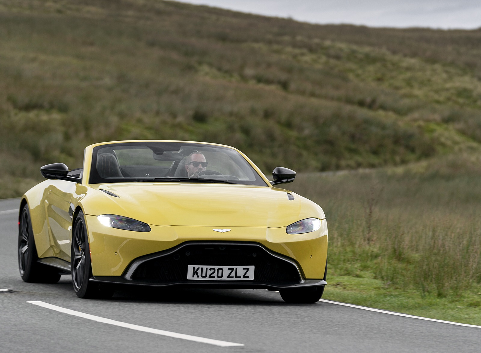 2021 Aston Martin Vantage Roadster (Color: Yellow Tang) Front Wallpapers #26 of 175