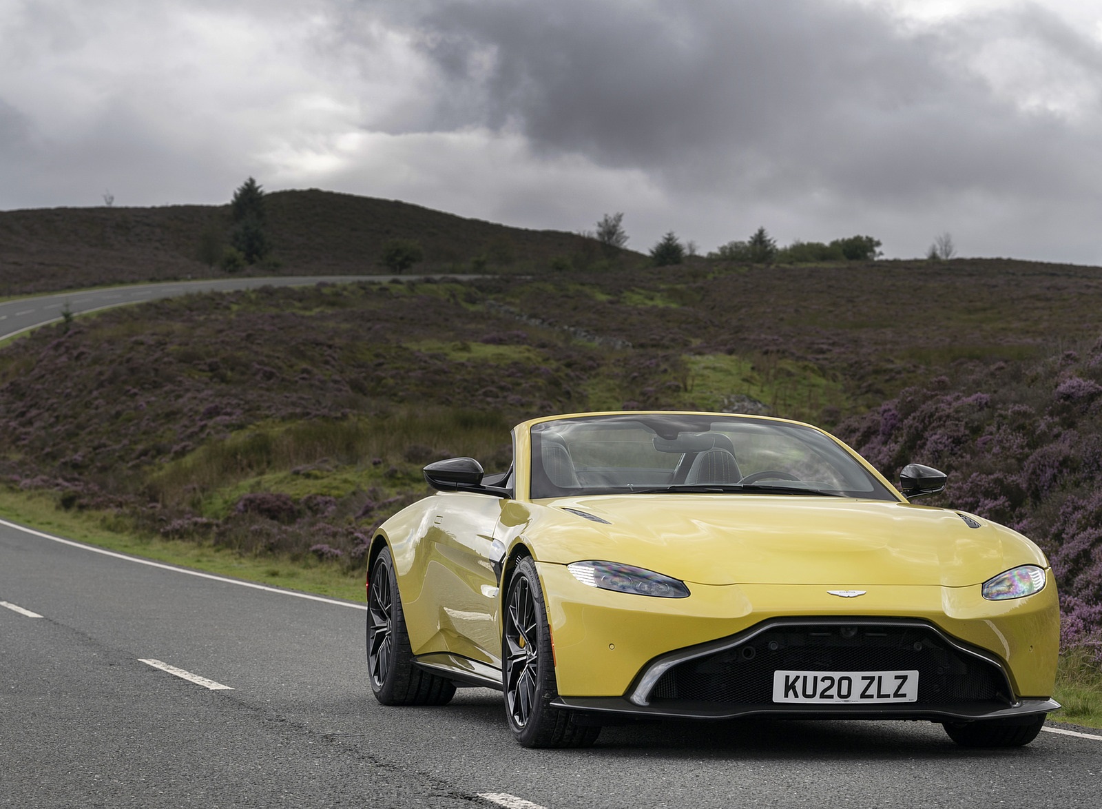2021 Aston Martin Vantage Roadster (Color: Yellow Tang) Front Wallpapers #14 of 175