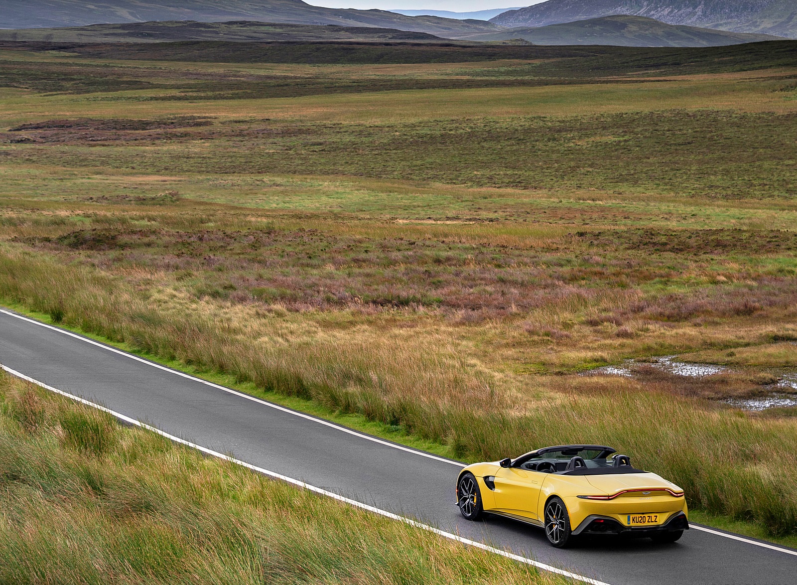 2021 Aston Martin Vantage Roadster (Color: Yellow Tang) Rear Three-Quarter Wallpapers #41 of 175