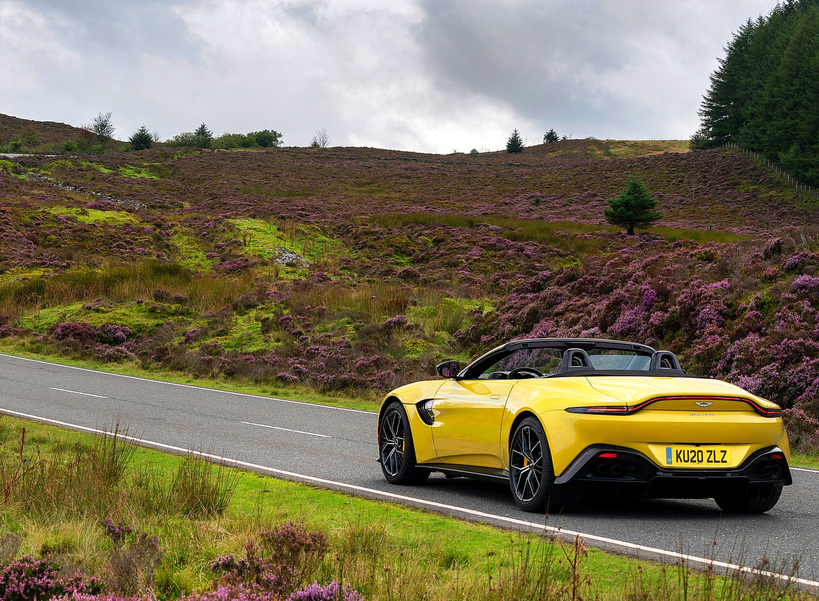 2021 Aston Martin Vantage Roadster (Color: Yellow Tang) Rear Wallpapers #42 of 175