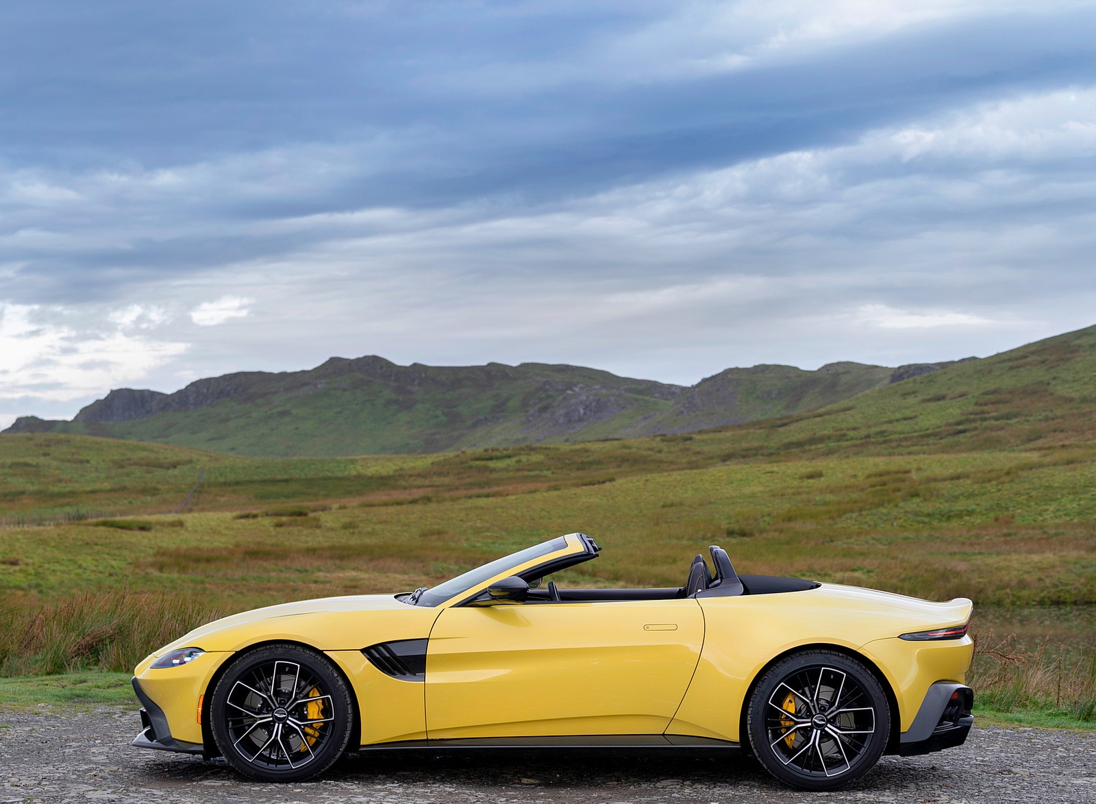 2021 Aston Martin Vantage Roadster (Color: Yellow Tang) Side Wallpapers #50 of 175