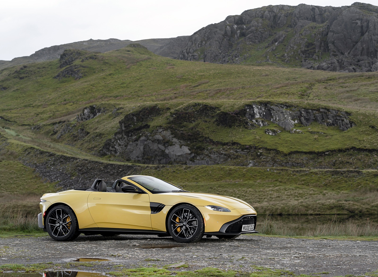 2021 Aston Martin Vantage Roadster (Color: Yellow Tang) Side Wallpapers #52 of 175