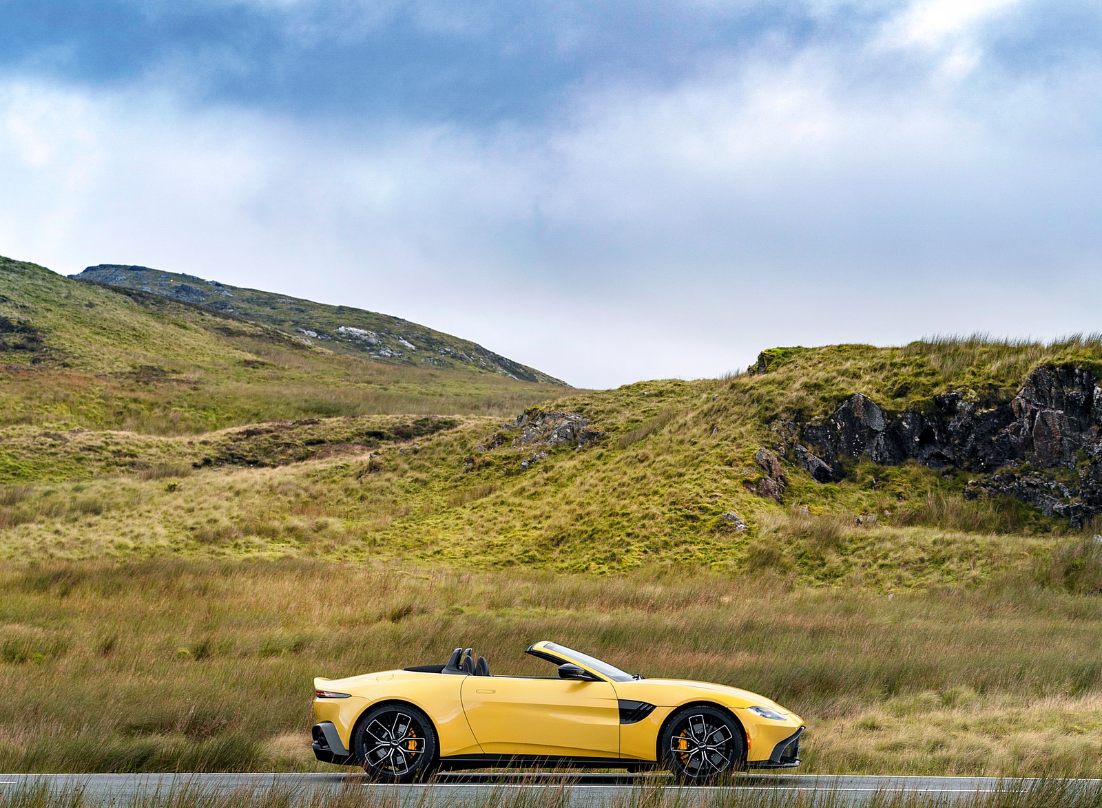 2021 Aston Martin Vantage Roadster (Color: Yellow Tang) Side Wallpapers #53 of 175