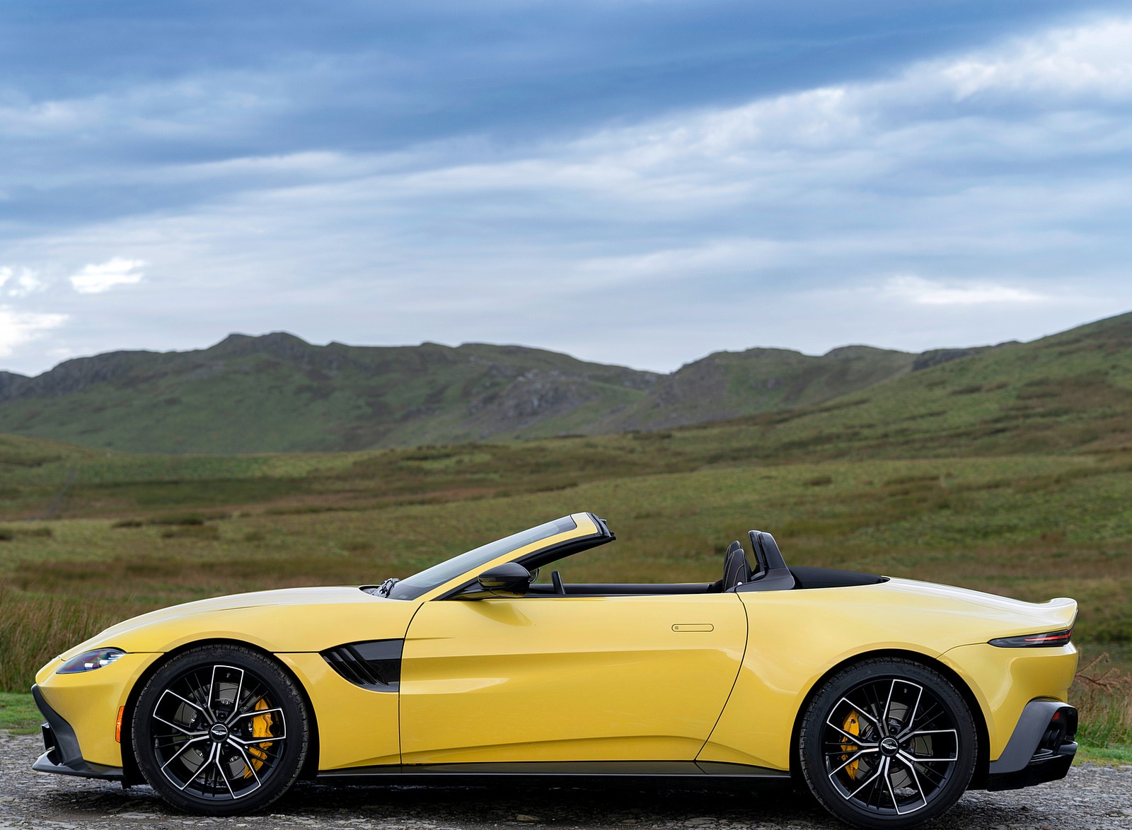 2021 Aston Martin Vantage Roadster (Color: Yellow Tang) Side Wallpapers #54 of 175