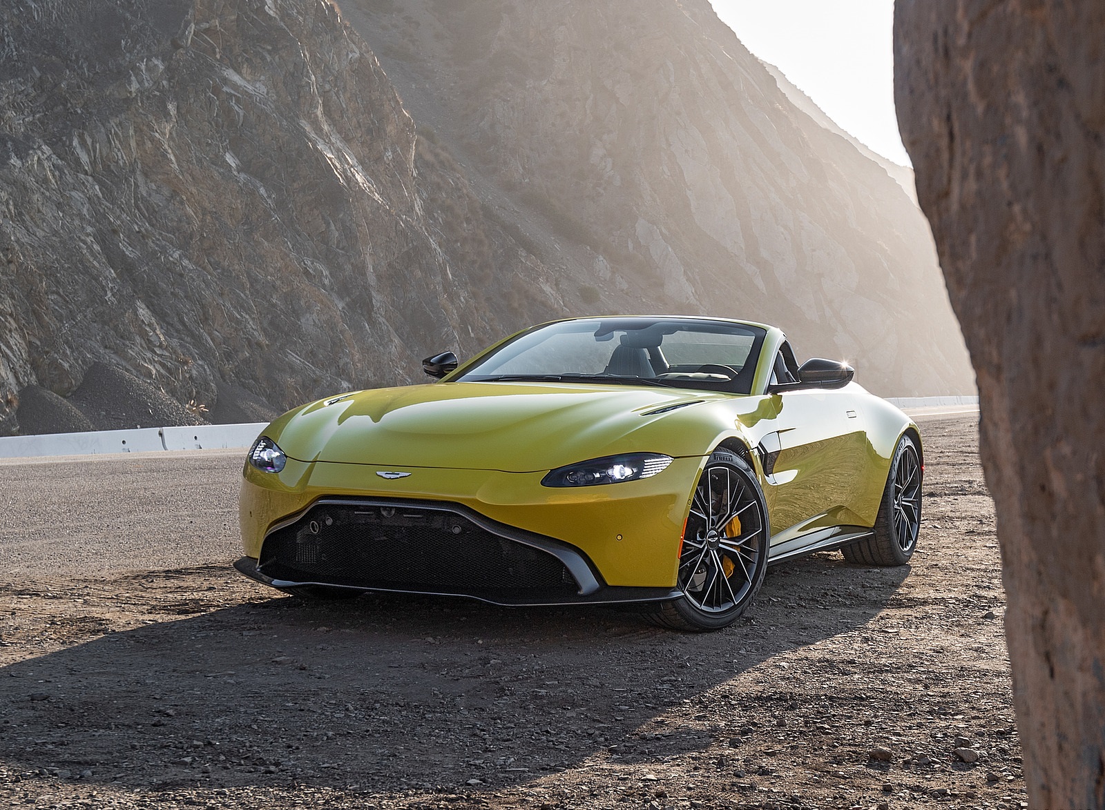 2021 Aston Martin Vantage Roadster (Color: Yellow Tang; US-Spec) Front Three-Quarter Wallpapers #136 of 175