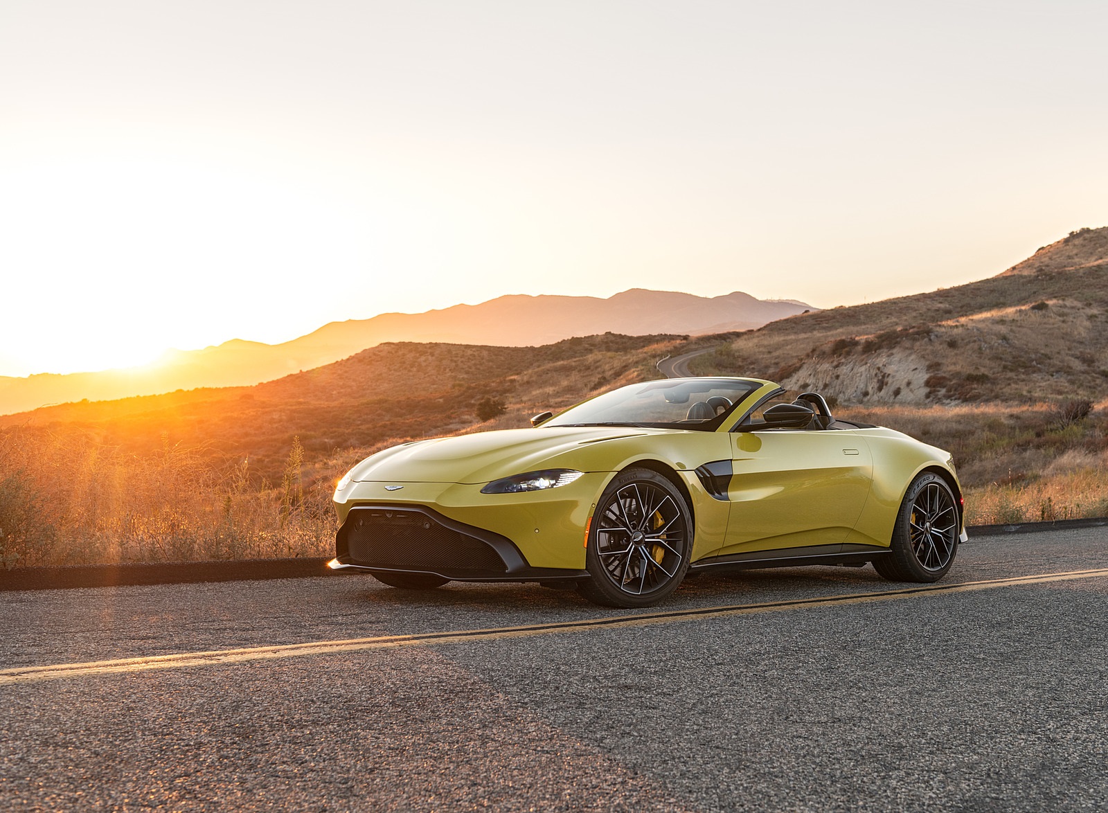 2021 Aston Martin Vantage Roadster (Color: Yellow Tang; US-Spec) Front Three-Quarter Wallpapers #133 of 175