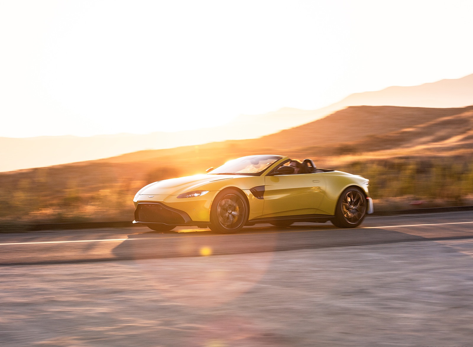2021 Aston Martin Vantage Roadster (Color: Yellow Tang; US-Spec) Front Three-Quarter Wallpapers #129 of 175
