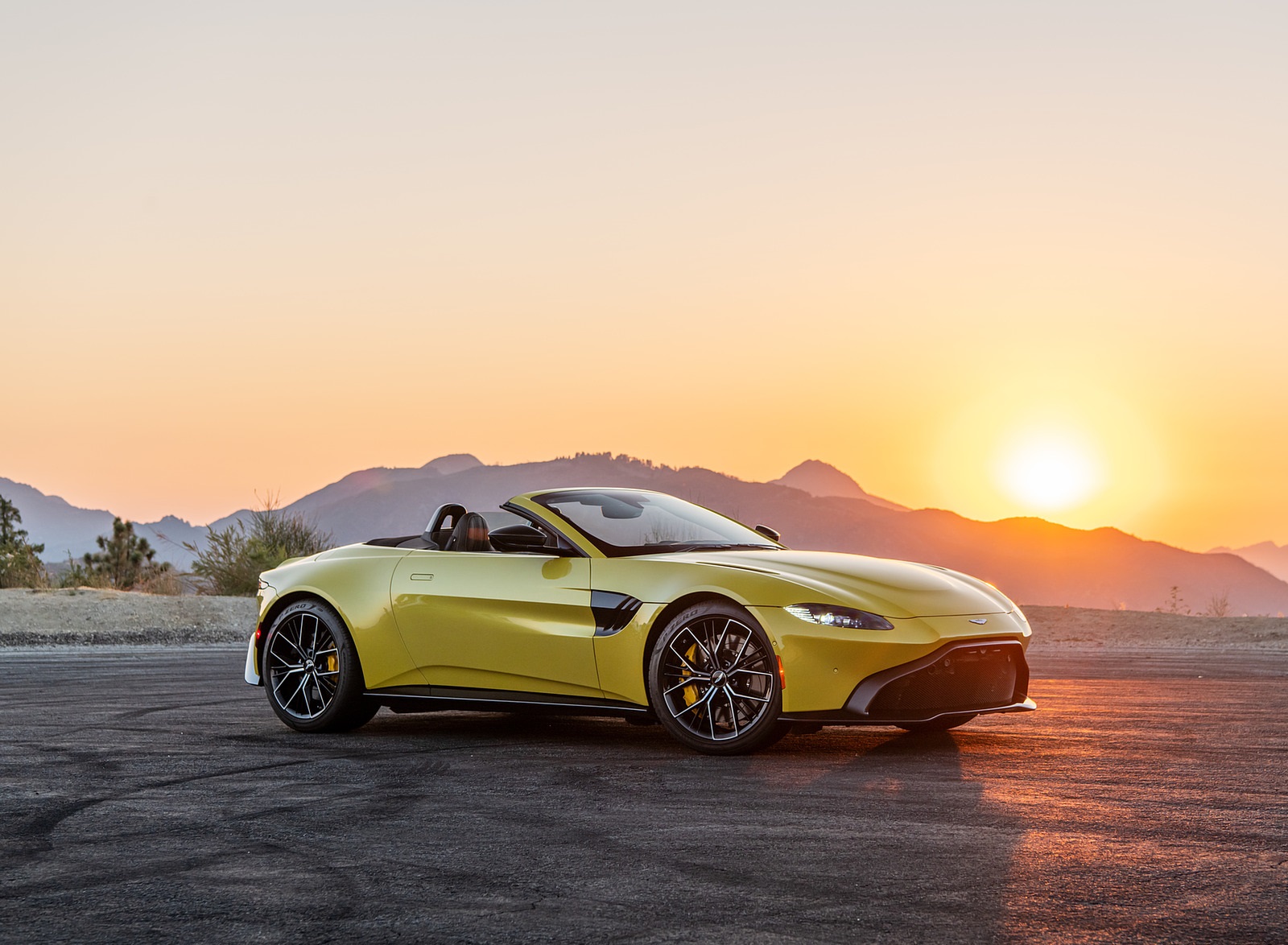 2021 Aston Martin Vantage Roadster (Color: Yellow Tang; US-Spec) Front Three-Quarter Wallpapers #137 of 175