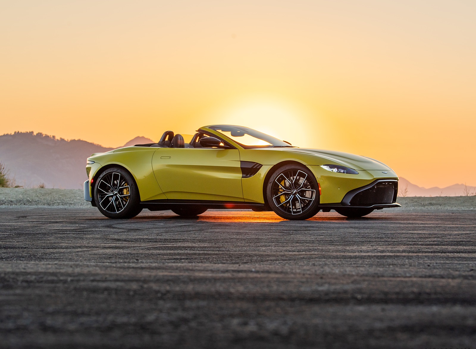 2021 Aston Martin Vantage Roadster (Color: Yellow Tang; US-Spec) Front Three-Quarter Wallpapers #138 of 175
