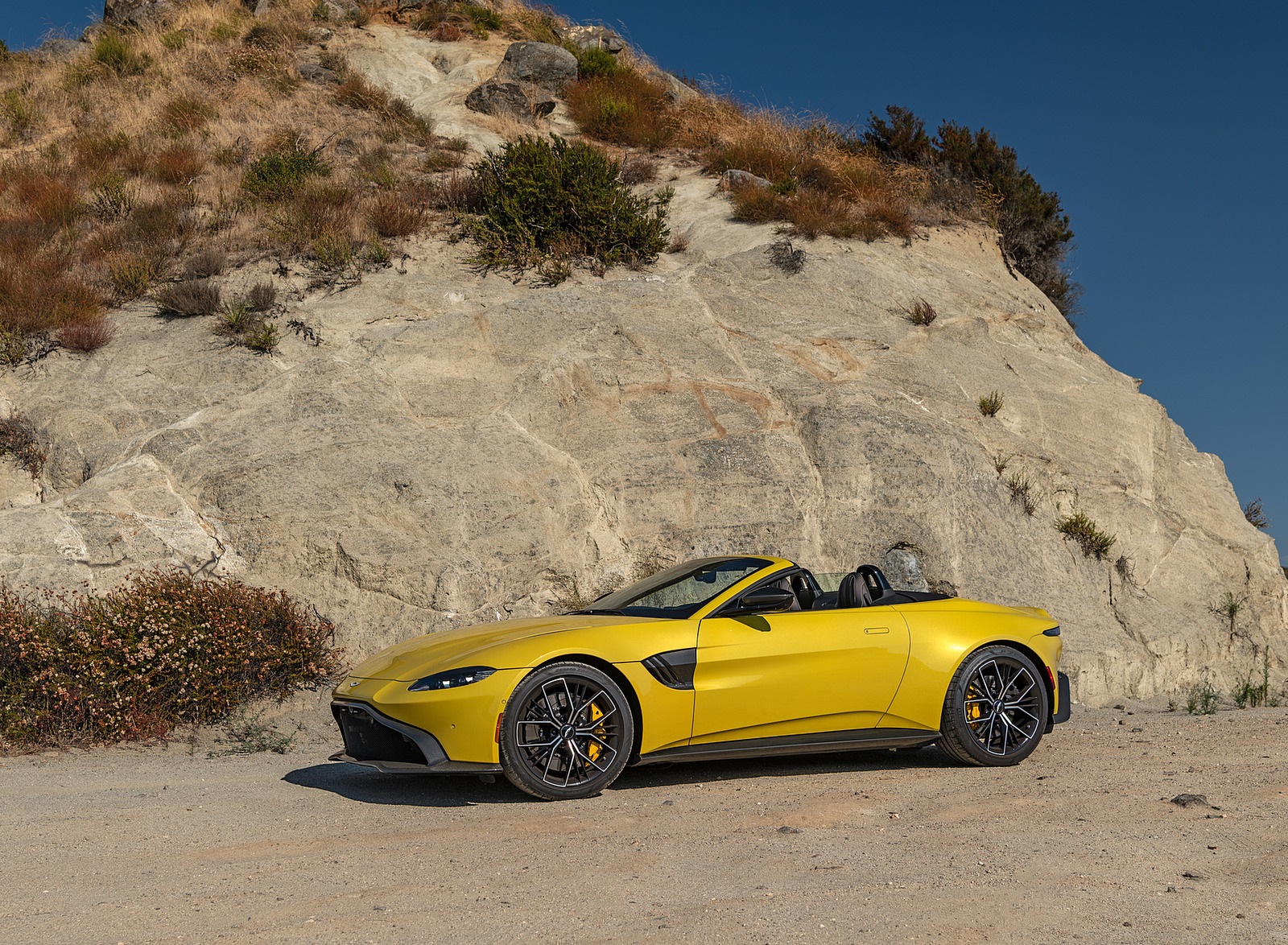 2021 Aston Martin Vantage Roadster (Color: Yellow Tang; US-Spec) Front Three-Quarter Wallpapers #139 of 175