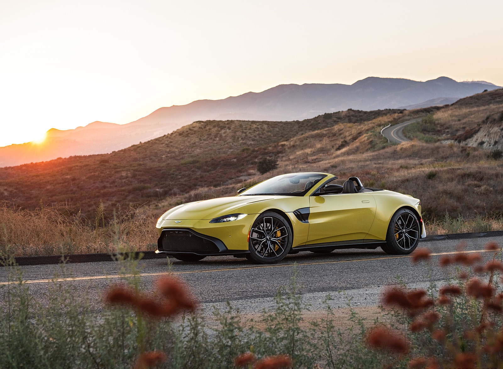 2021 Aston Martin Vantage Roadster (Color: Yellow Tang; US-Spec) Front Three-Quarter Wallpapers #140 of 175